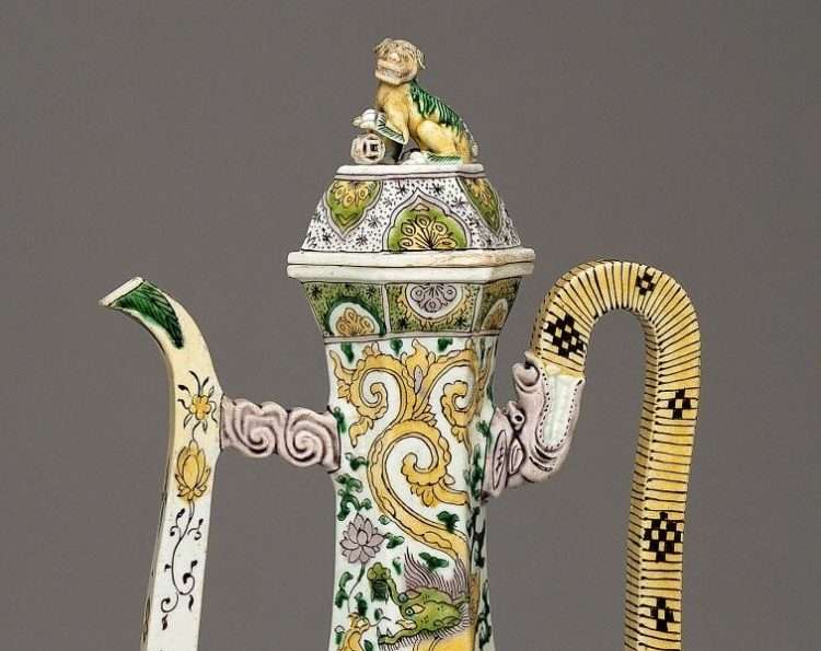 Kangxi wine ewer detail.