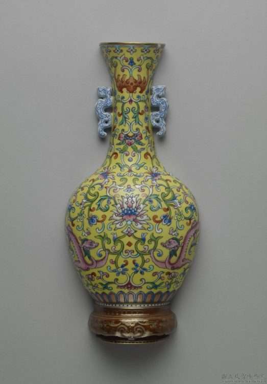 Famille Jaune Chinese Qianlong Wall Pocket