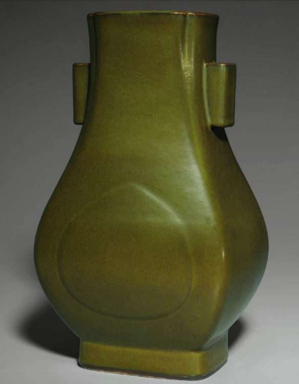 Qianlong Fanghu vase