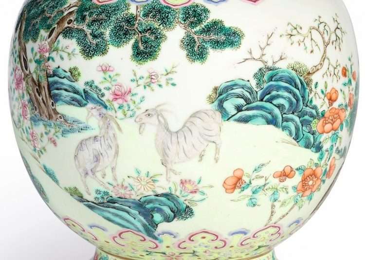 Jiaqing Famille Rose vase