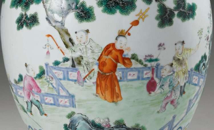 Jiaqing Famille Rose vase