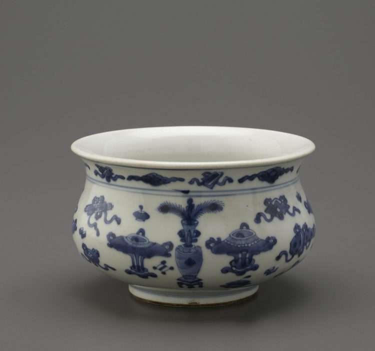 Kangxi porcelain incense burner