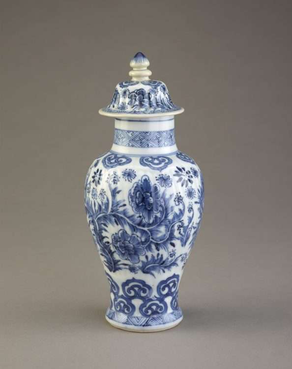 Kangxi porcelain jar