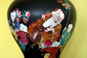 Black Vase w Painting 1A