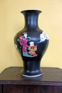 Black Vase w Painting 1D