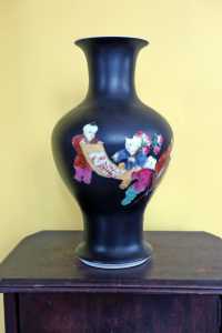 Black Vase w Painting 1B