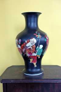 Black Vase w Painting 1C