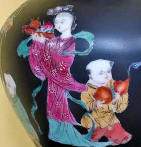 Black Vase w Painting 1D