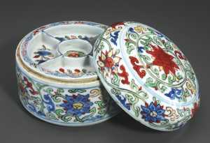 rare small wucai circular box and cover wanli period2