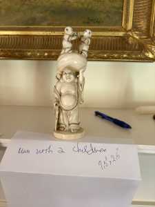 1 Photo Oriental carving of a man with 2 chioldren 6069 (1)