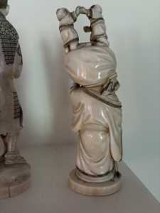 3 Photo Oriental carving of a man with 2 chioldren 6081 (1)