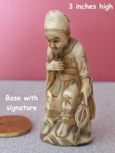 1 Photo small man carving