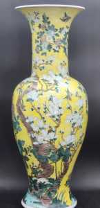 24 Antique Vases A Pair of Chinese