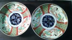 VINTAGE PAIR OF IMARI PLATES BLUE FLOWER CENTER CRANE DESIGN