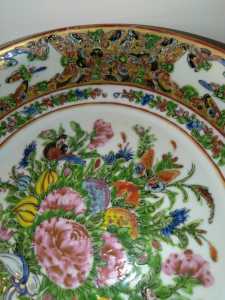 famille rose footed plate center and edge details